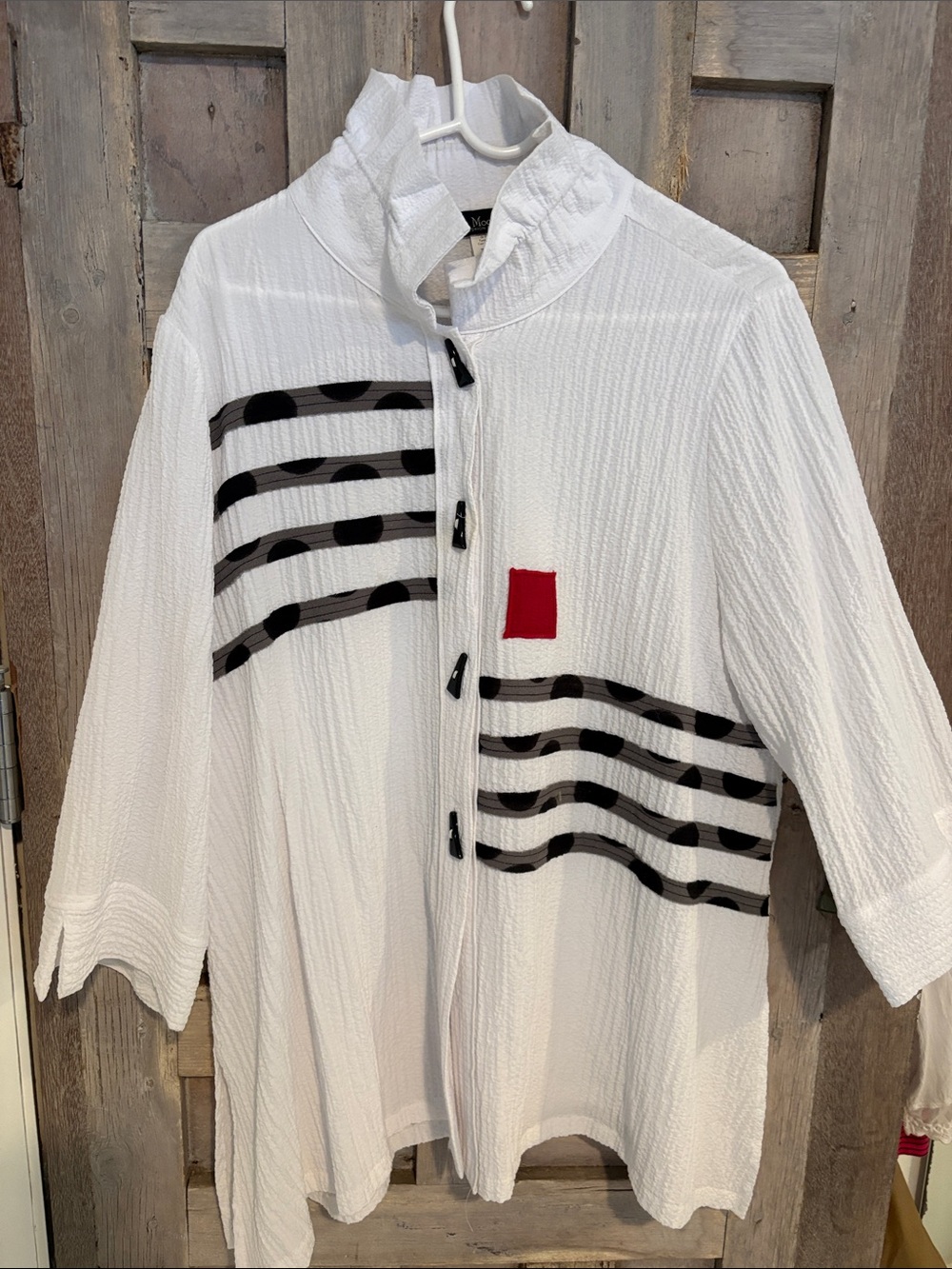 Moonlight xl White Textured Jacket with Black Wave Stripes and Red Square Accent